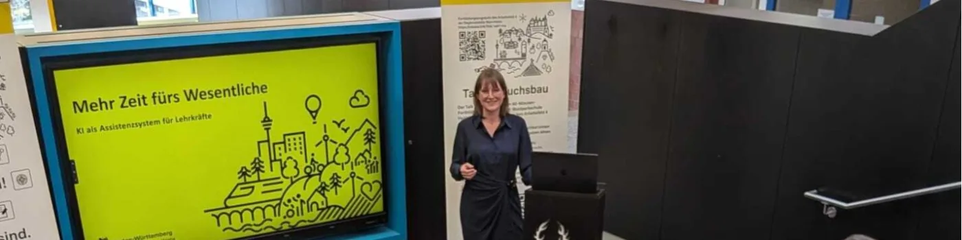 Christina Wietig hält einen Vortrag vor einer Präsentationsfolie mit dem Titel Mehr Zeit fürs Wesentliche